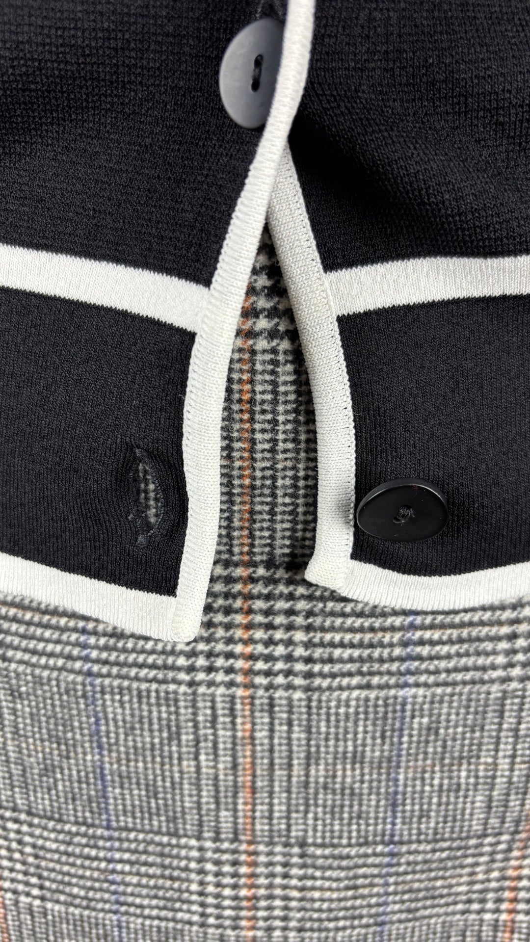 Jupe à carreaux prince de Galles en mélange de laine et cachemire Wilfred, taille 6. Vue de près du mélange des tissus entre la jupe et le cardigan Maxmara Studio.