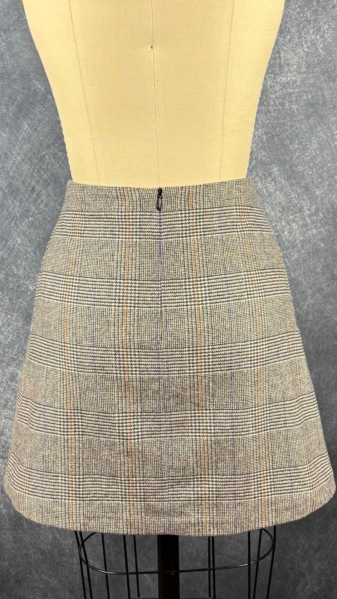 Jupe à carreaux prince de Galles en mélange de laine et cachemire Wilfred, taille 6. Vue de dos, sur le mannequin.
