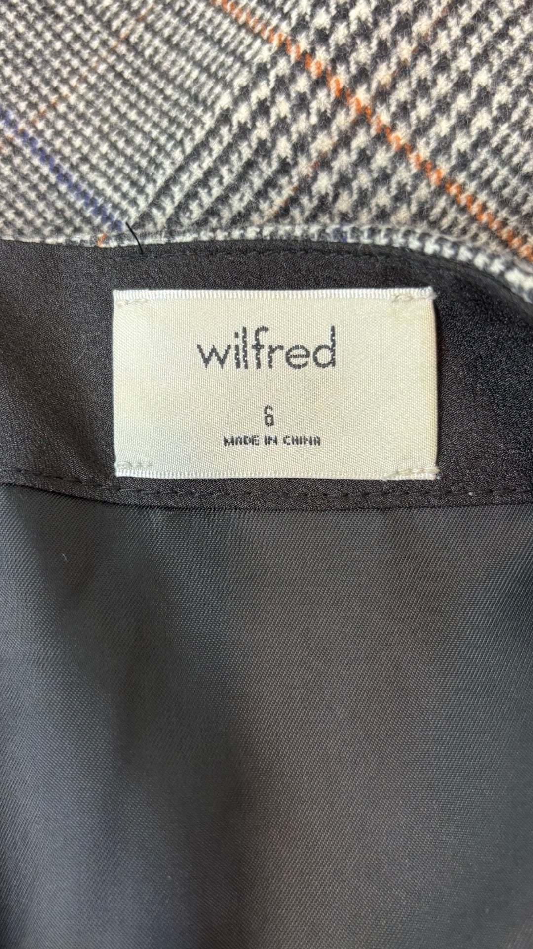 Jupe à carreaux prince de Galles en mélange de laine et cachemire Wilfred, taille 6. Vue de l'étiquette.