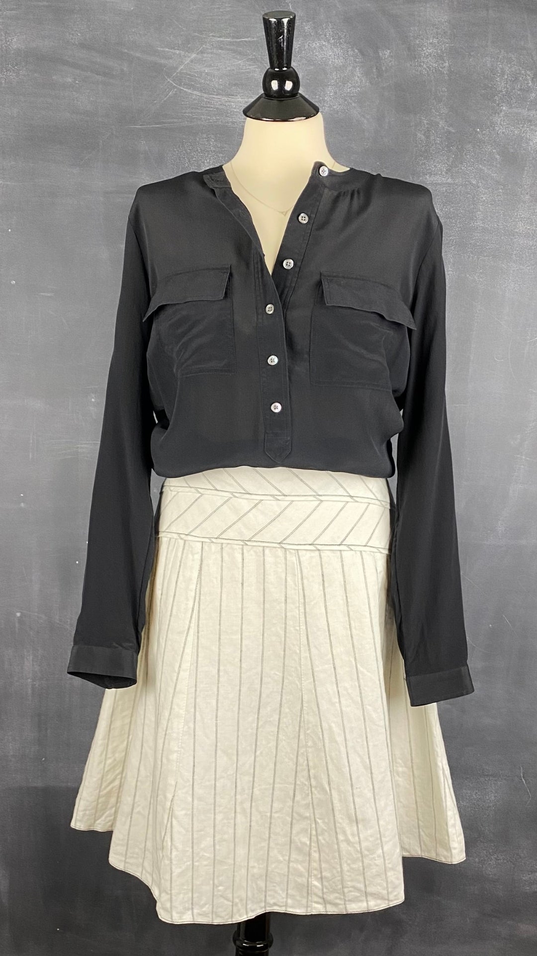Jupe circulaire à rayures en lin Sandra Angelozzi, taille estimée à large. Vue de l'agencement avec la blouse en soie noire.