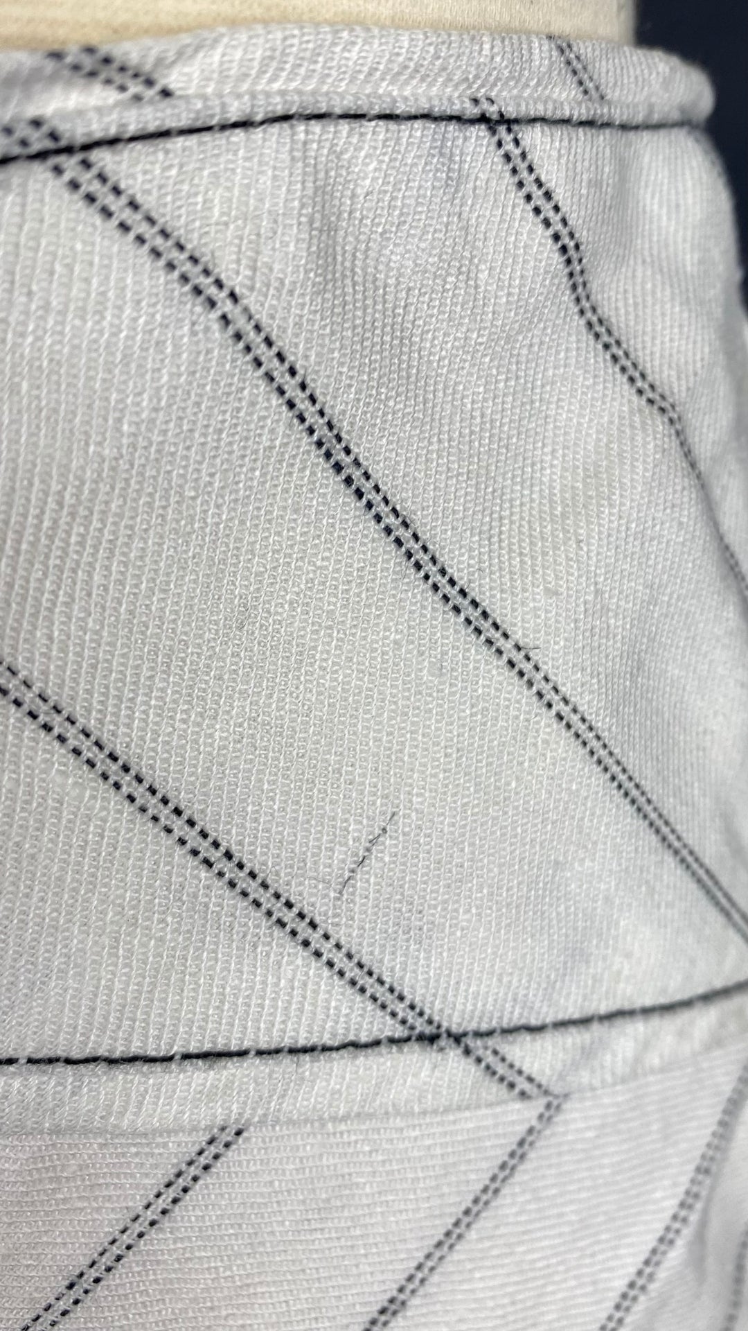 Jupe circulaire à rayures en lin Sandra Angelozzi, taille estimée à large. Vue de la mini imperfection dans le tissu.