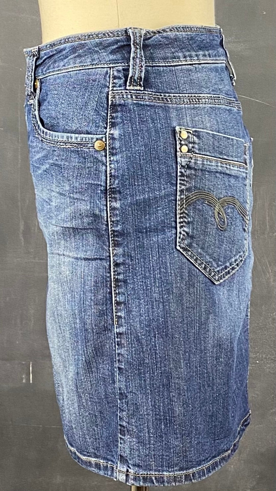 Jupe en jeans classique bleue Mavi, taille estimée à small. Vue de côté.
