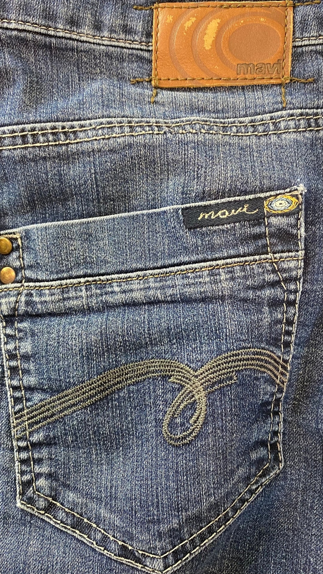Jupe en jeans classique bleue Mavi, taille estimée à small. Vue de la poche arrière.