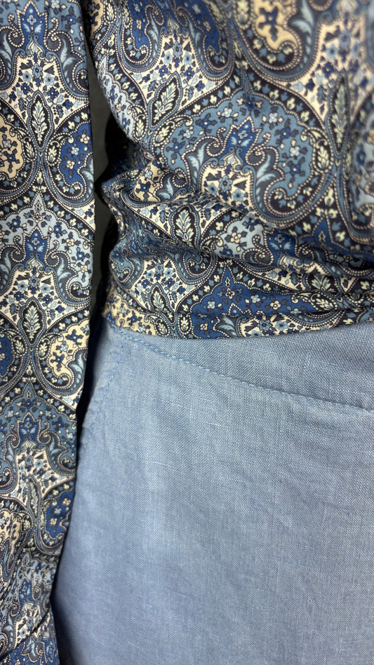 Jupe confortable style lin bleu Part Two, taille 34 (small). Vue de l'agencement avec le chemisier Liberty, de près.