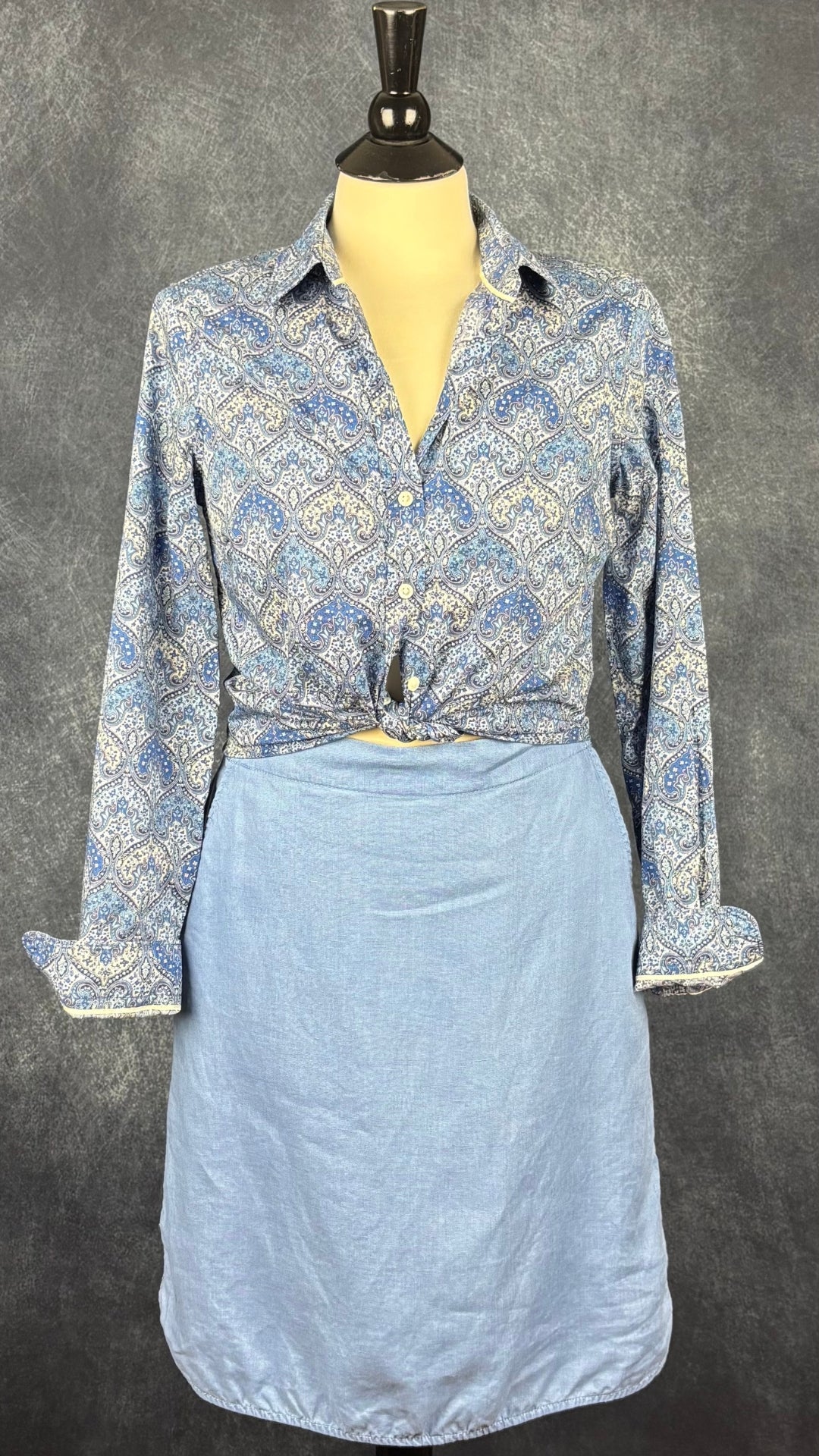 Jupe confortable style lin bleu Part Two, taille 34 (small). Vue de l'agencement avec le chemisier Liberty bleu.