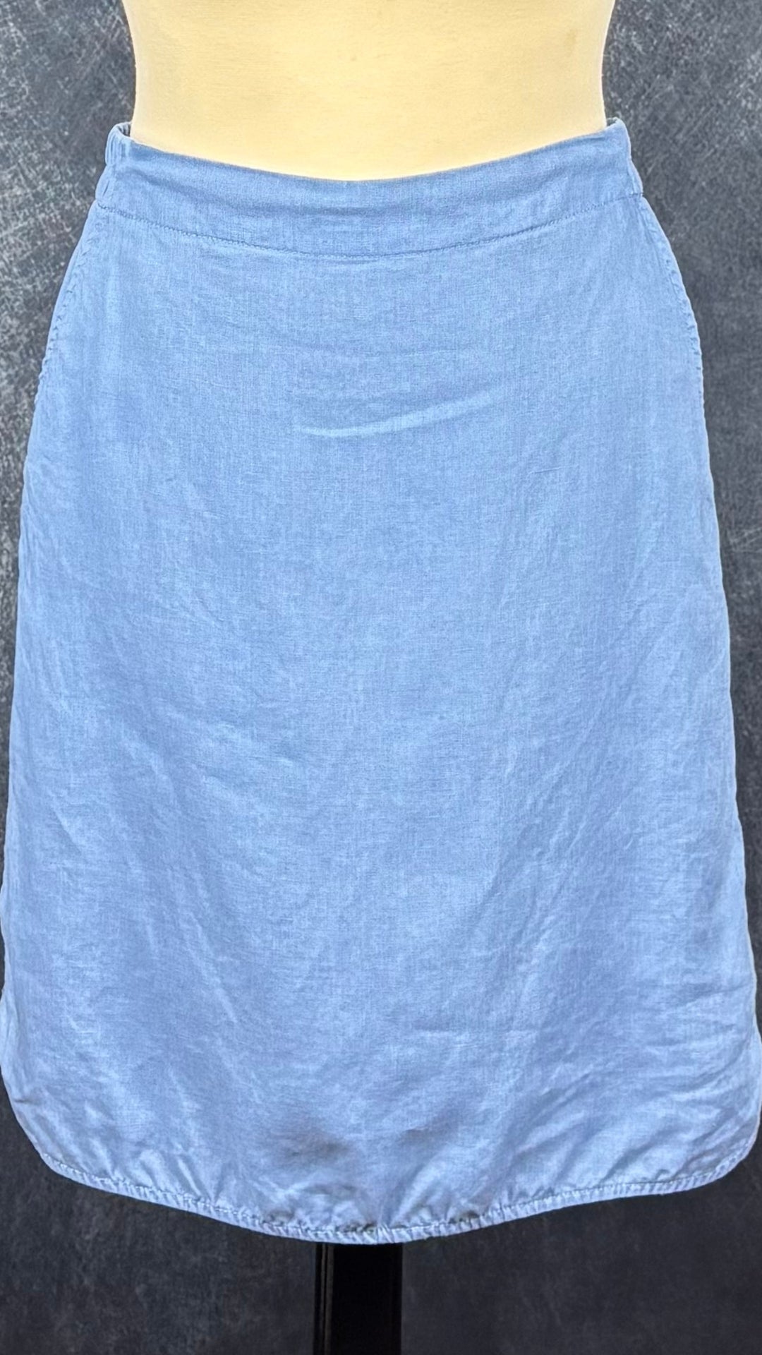 Jupe confortable style lin bleu Part Two, taille 34 (small). Vue de face sur un mannequin. 