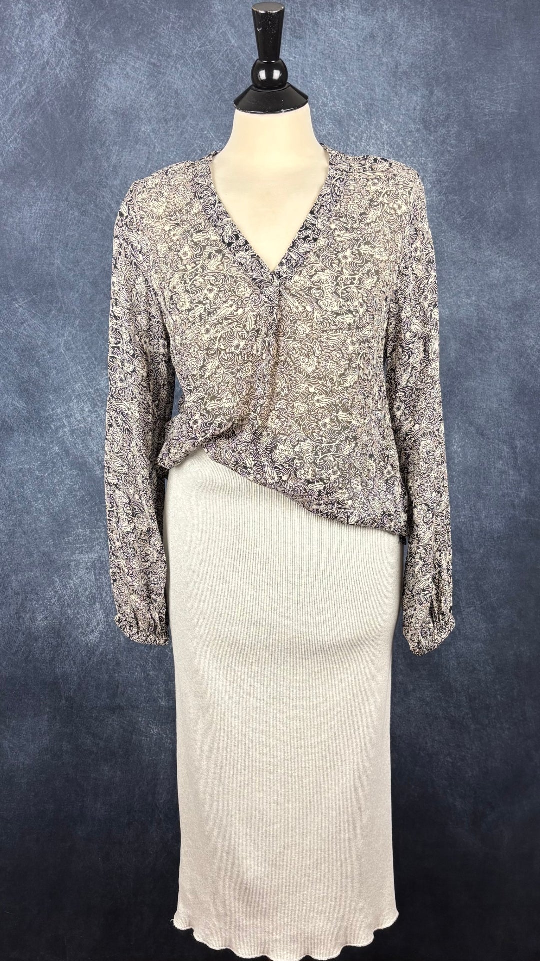 Jupe côtelée midi écru chiné Province of Canada, taille medium. Vue de l'agencement avec la blouse à motifs Part Two.