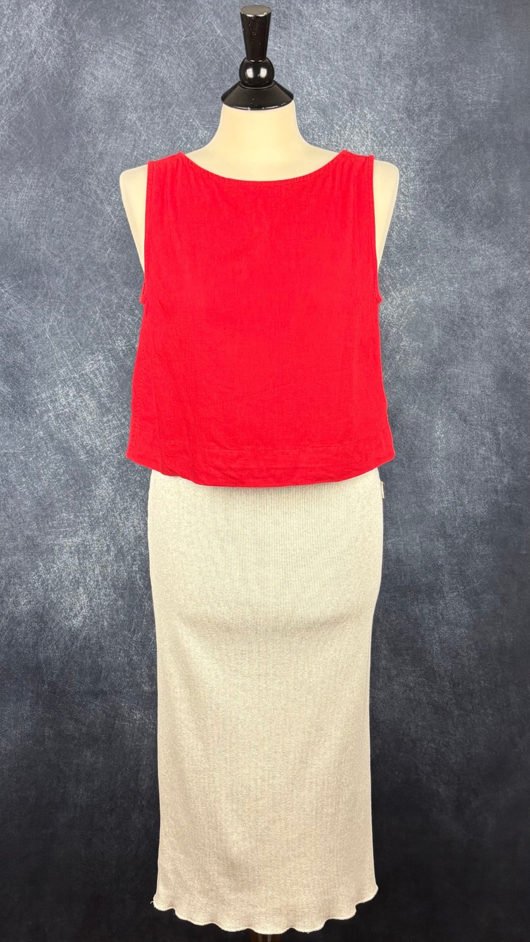 Jupe côtelée midi écru chiné Province of Canada, taille medium. Vue de l'agencement avec la camisole rouge en mélange de lin Gap (qui fait partie d'un ensemble avec une jupe).