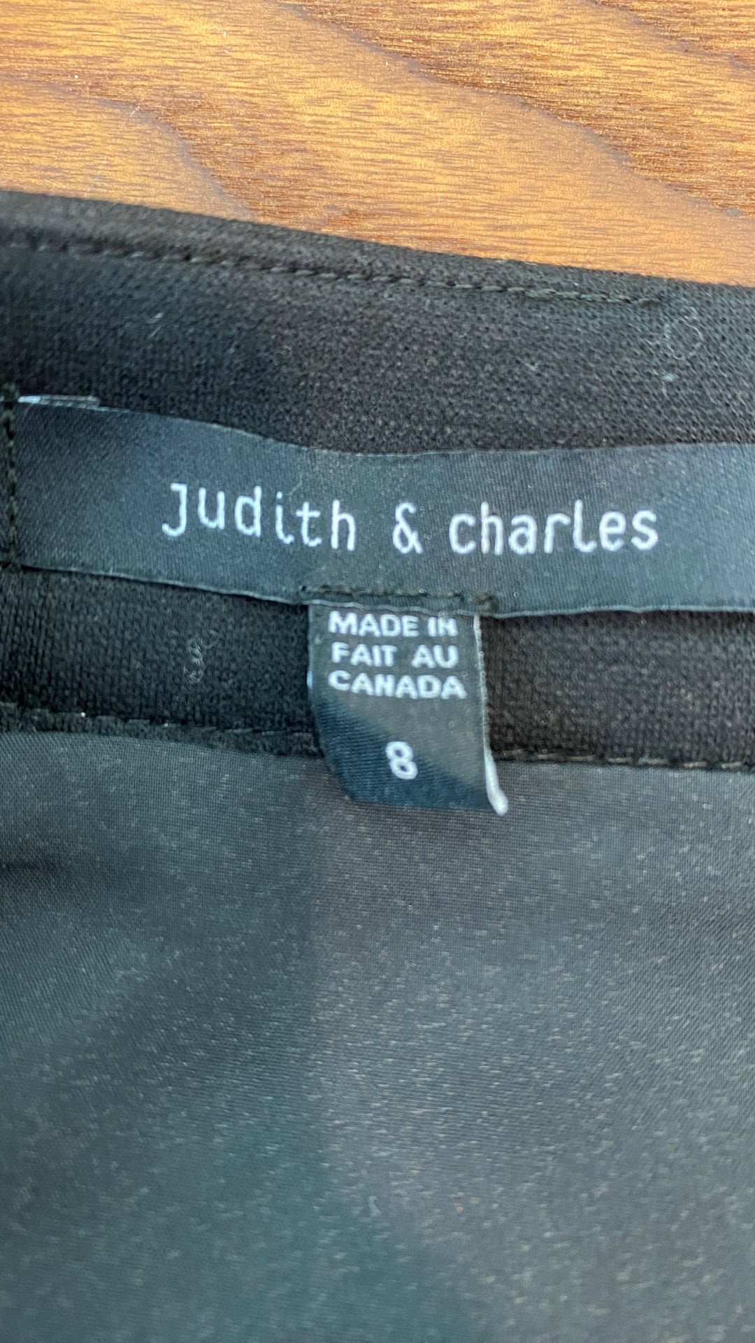 Jupe crayon en lainage à motif pied de poule Judith & Charles, taille 8. Vue de l'étiquette de marque et taille.