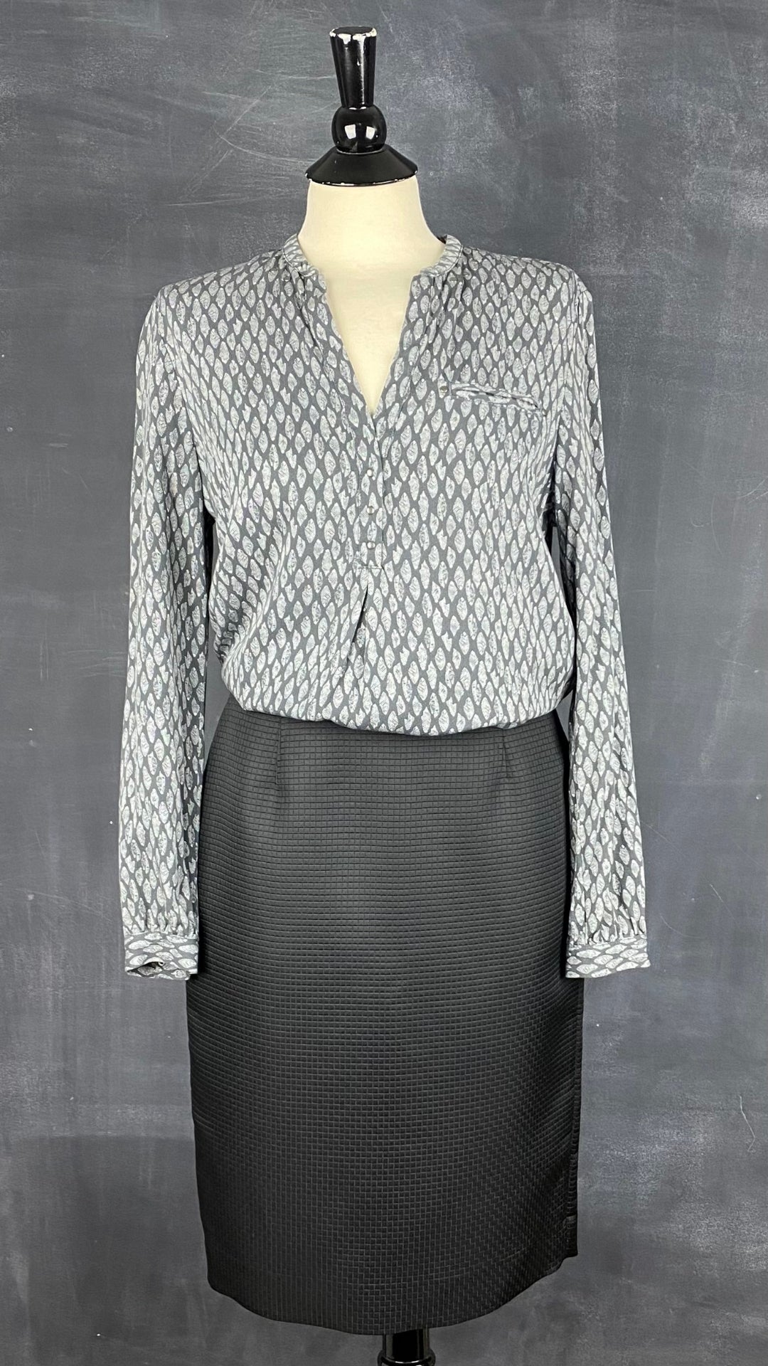 Jupe crayon noire texturée Calvin Klein, taille 6. Vue de l'agencement avec la blouse à doux motif de plumes.