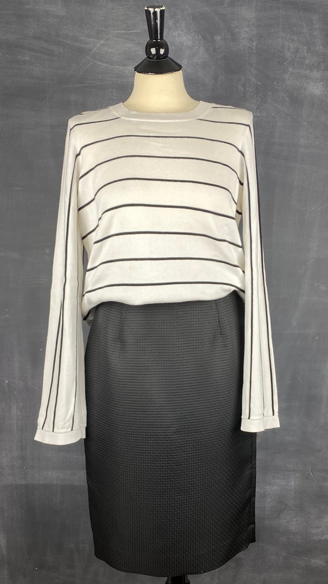 Jupe crayon noire texturée Calvin Klein, taille 6. Vue de l'agencement avec le tricot crème rayures noires.