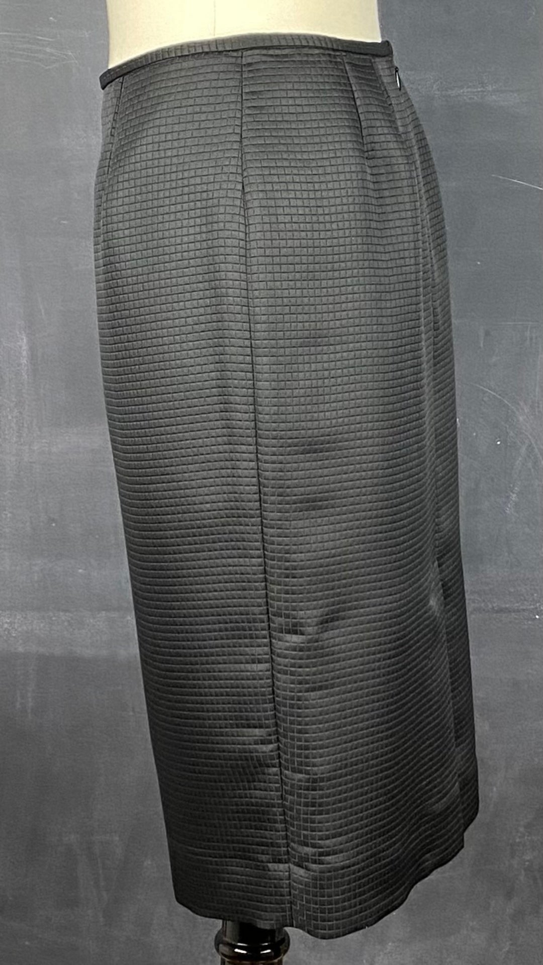 Jupe crayon noire texturée Calvin Klein, taille 6. Vue de côté.