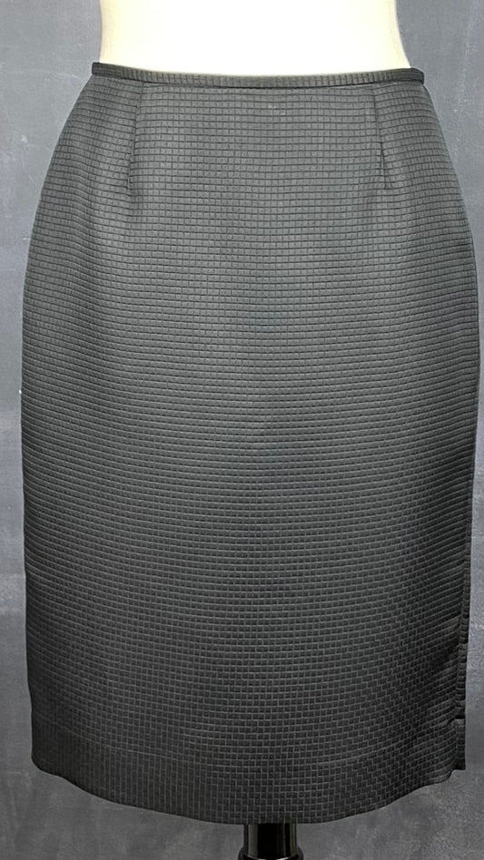 Jupe crayon noire texturée Calvin Klein, taille 6. Vue de face.