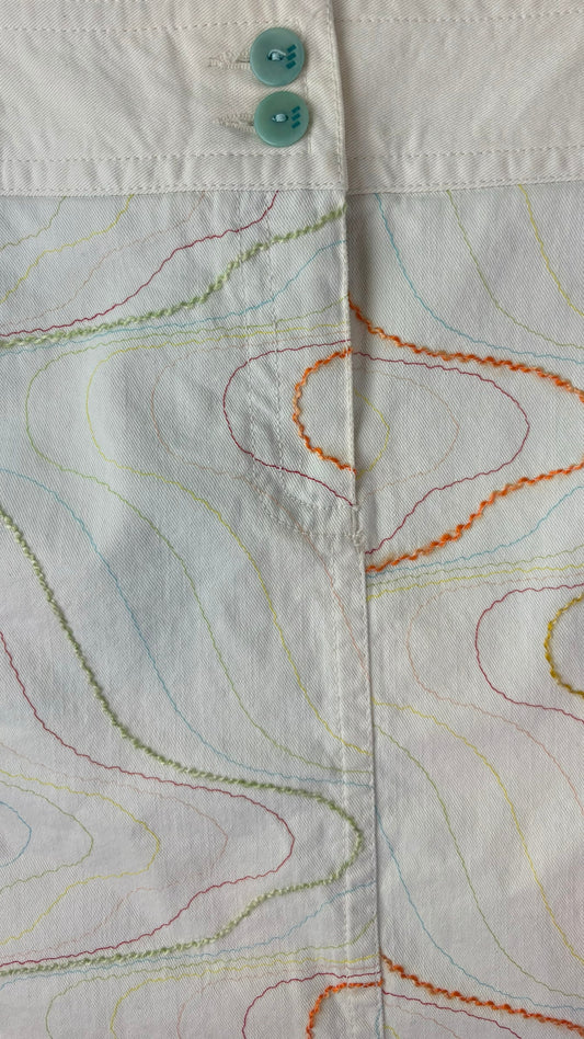 Jupe crème à broderies colorées Jocavi, taille 30 (medium). Vue de la taille.