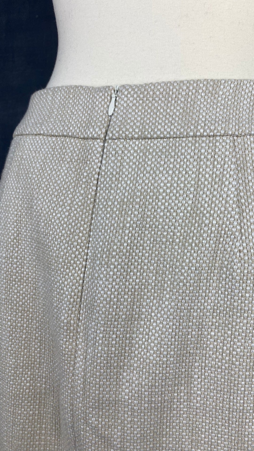 Jupe crème et sable en tweed Tristan, taille 8. Vue de près de la fermeture éclair au dos.