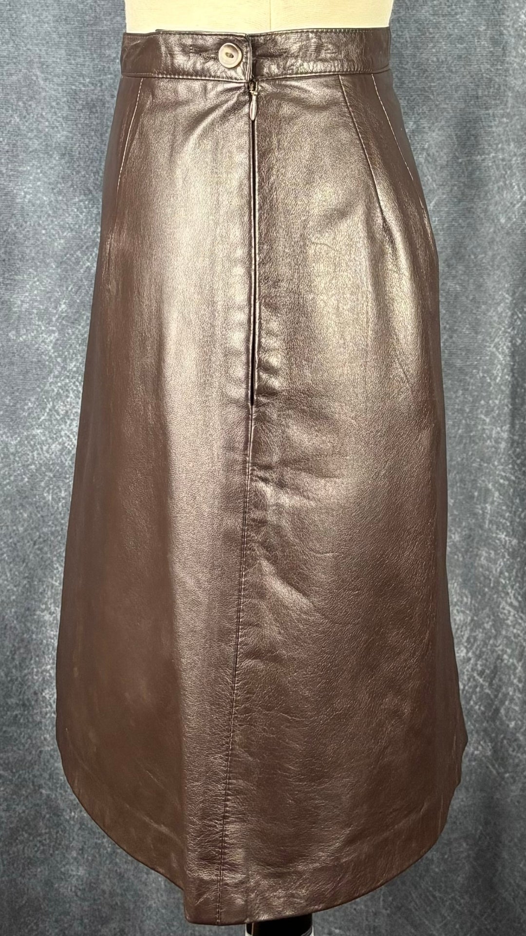 Jupe en cuir LizSport marron, taille 6. Vue de côté.