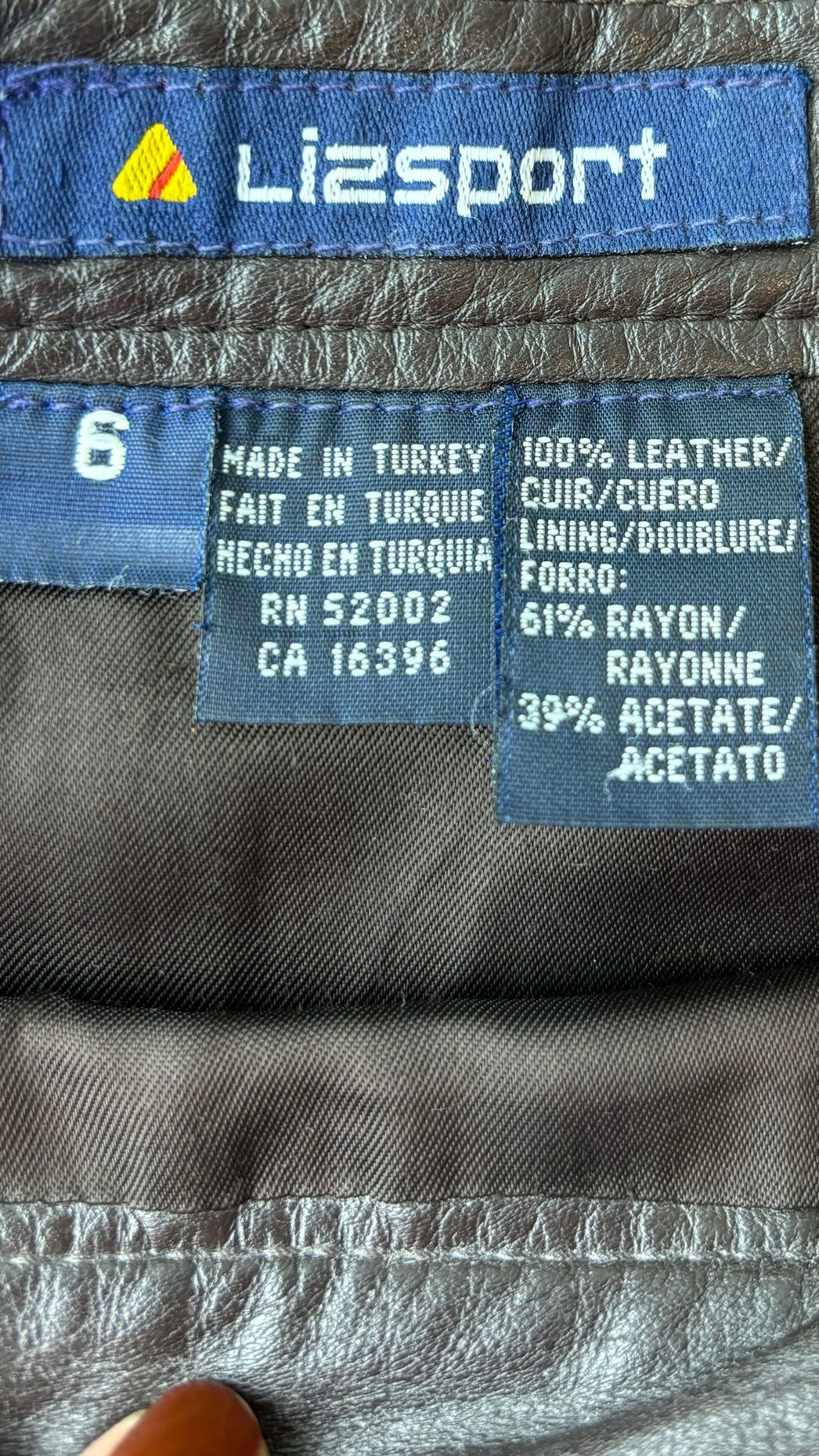 Jupe en cuir LizSport marron, taille 6. Vue de l'étiquette.