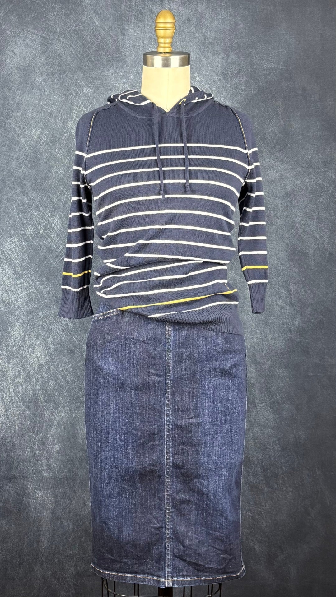 Jupe droite en denim foncé coupe magnifique, Citizens of Humanity, taille 27. Vue de l'agencement avec le chandail en fin tricot à rayures avec capuchon Tommy Hilfiger.