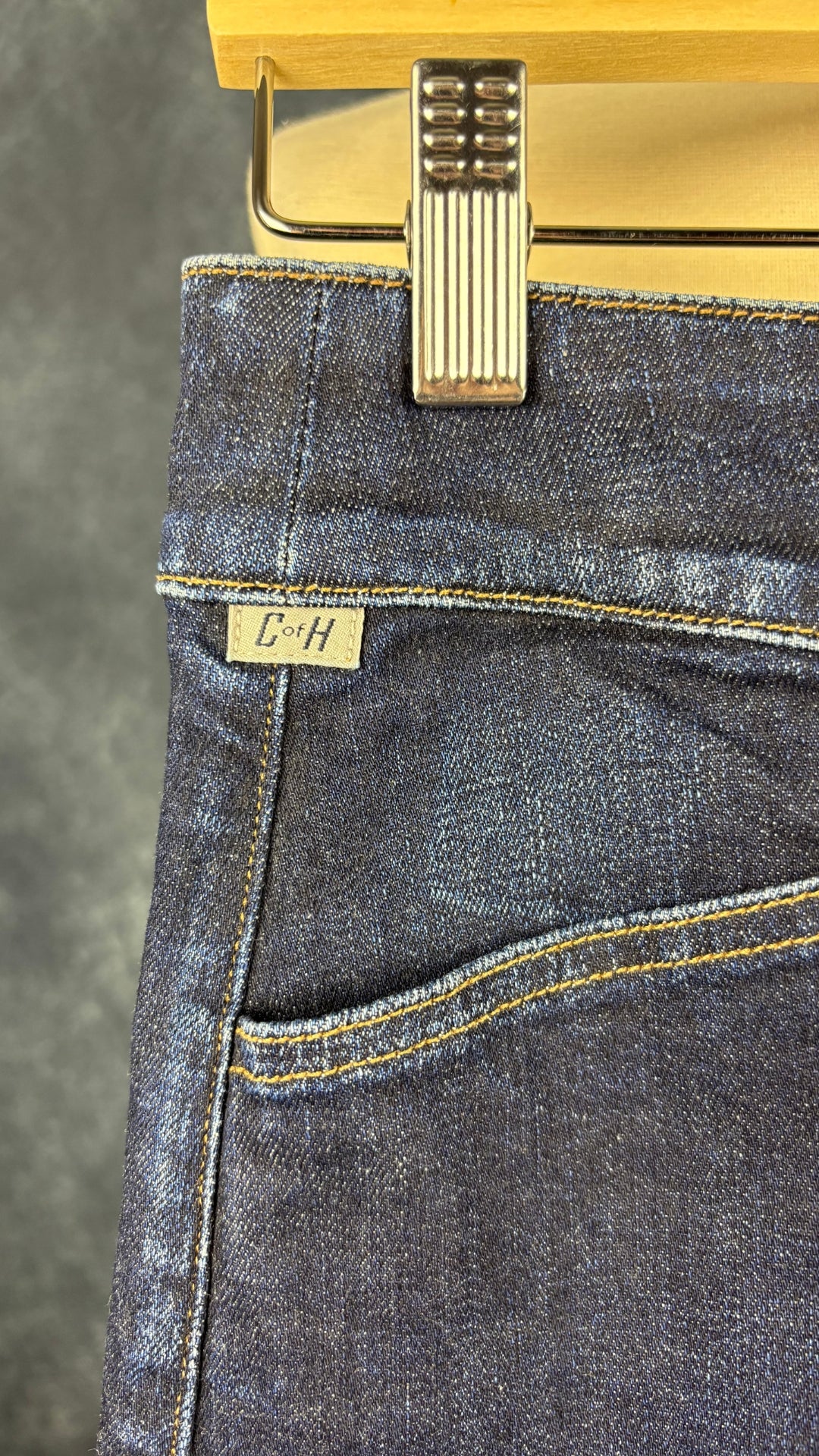 Jupe droite en denim foncé coupe magnifique, Citizens of Humanity, taille 27. Vue de près du détail de la poche avant.