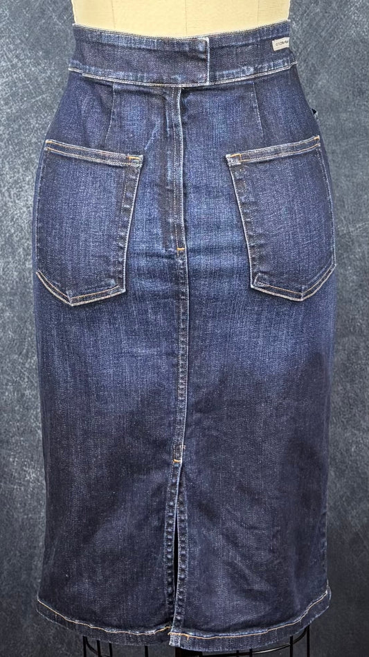 Jupe droite en denim foncé coupe magnifique, Citizens of Humanity, taille 27. Vue de dos, sur le mannequin.