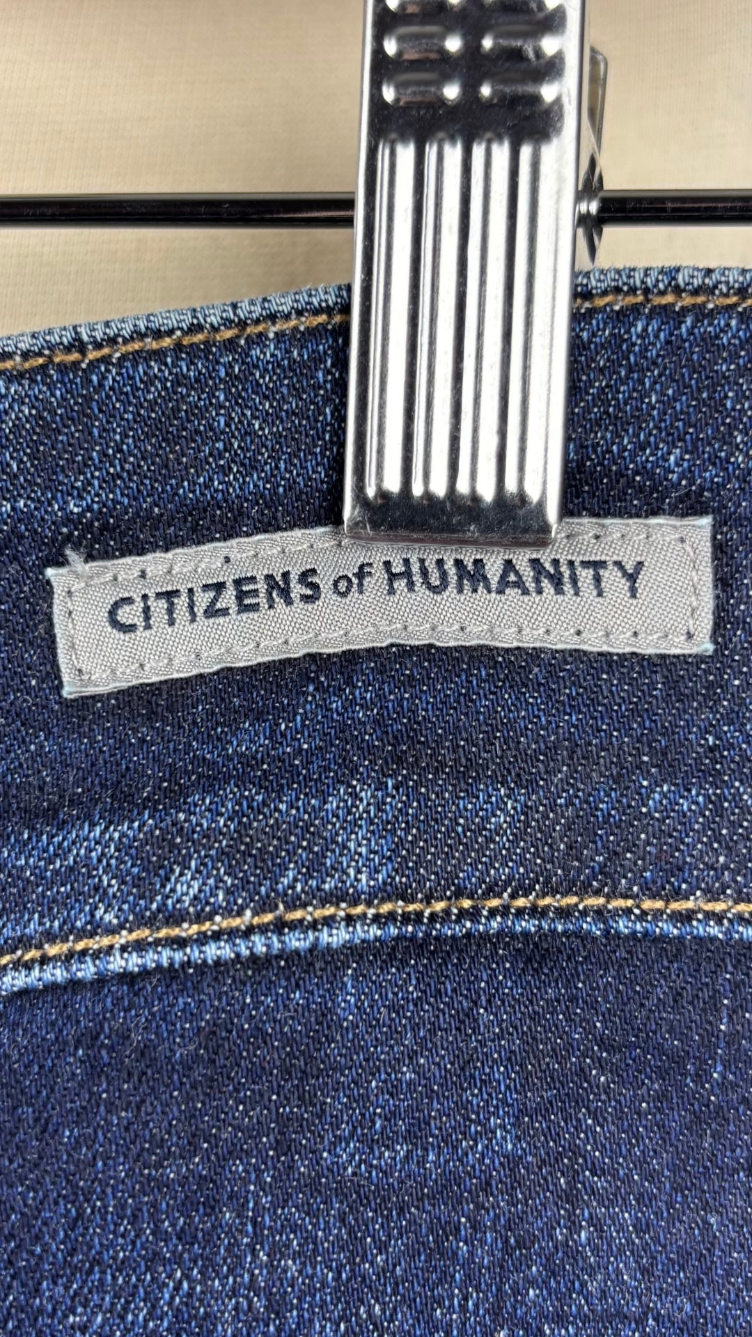 Jupe droite en denim foncé coupe magnifique, Citizens of Humanity, taille 27. Vue de l'étiquette au haut du dos.