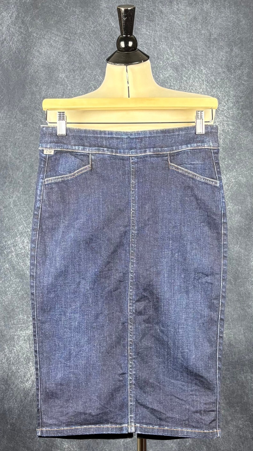 Jupe droite en denim foncé coupe magnifique, Citizens of Humanity, taille 27. Vue de face, sur cintre.