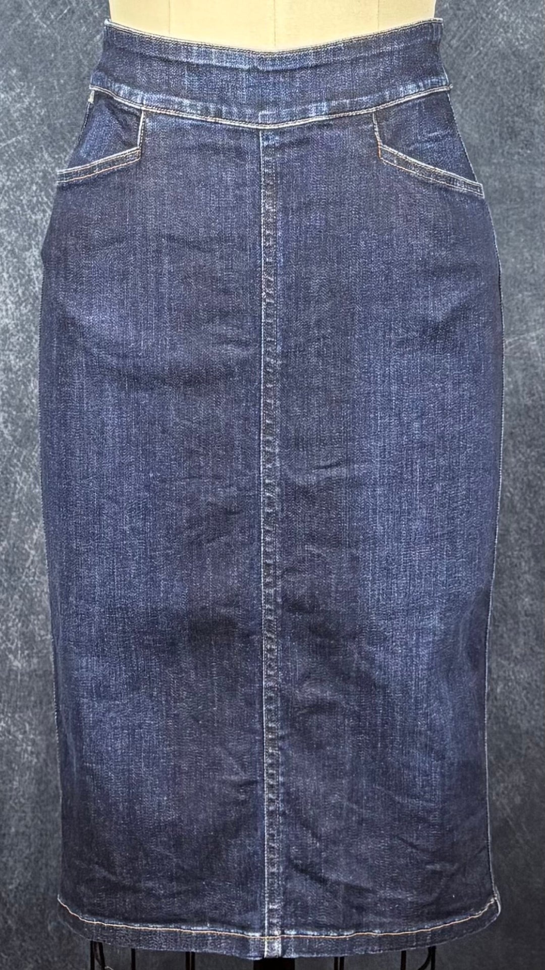 Jupe droite en denim foncé coupe magnifique, Citizens of Humanity, taille 27. Vue de face sur le mannequin.