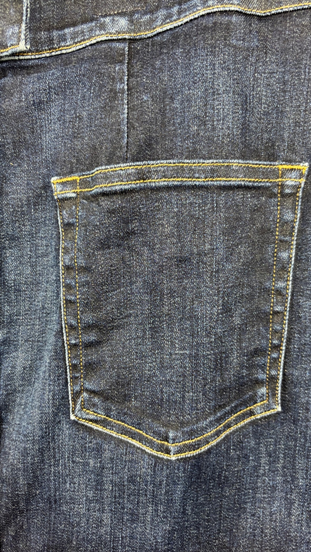 Jupe droite en denim foncé coupe magnifique, Citizens of Humanity, taille 27. Vue de la poche arrière.