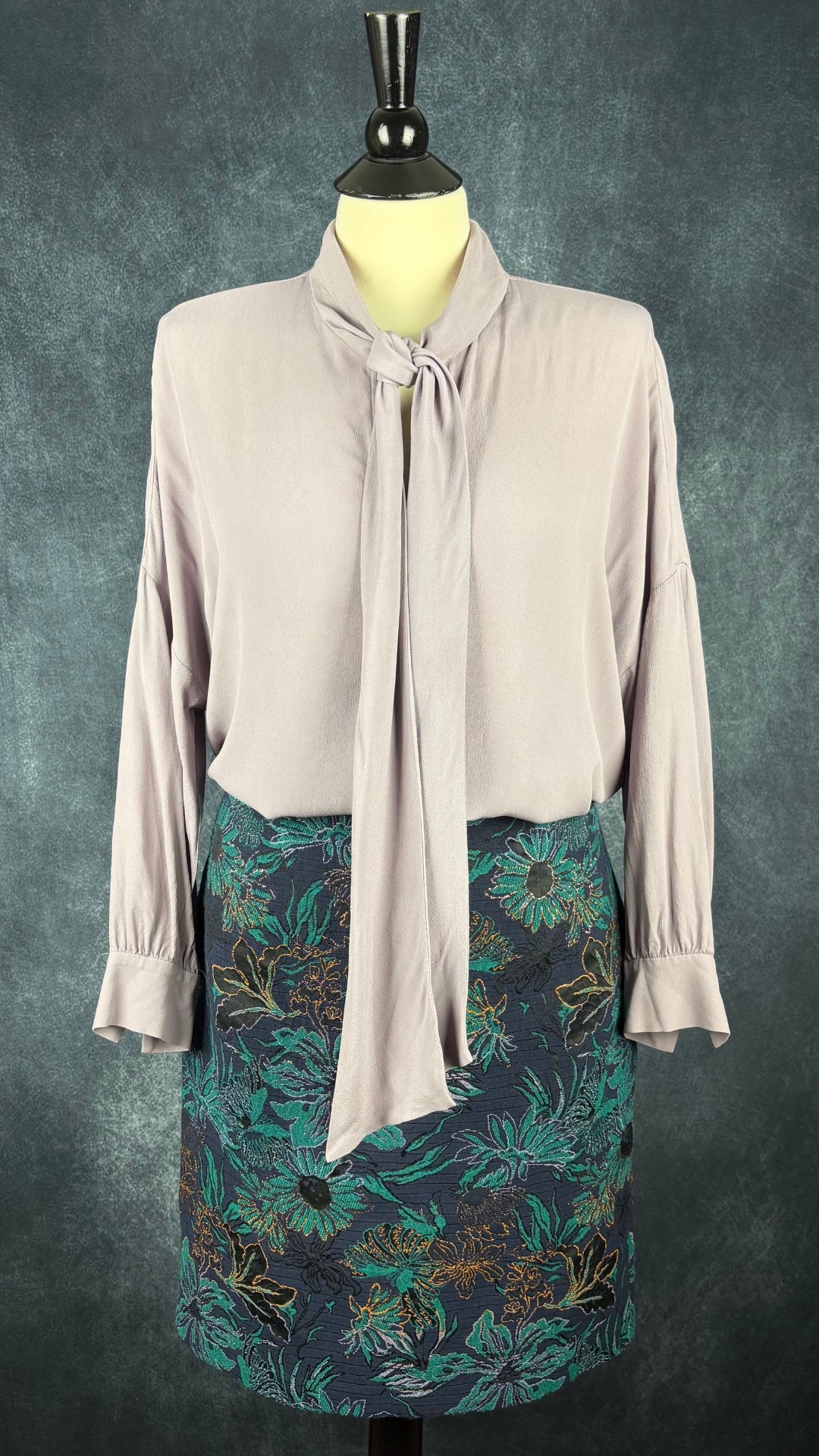 Jupe droite en jacquard floral superbe Tristan, taille 10. Vue de l'agencement avec la blouse en mélange de soie à col lavallière Luisa Cerano.