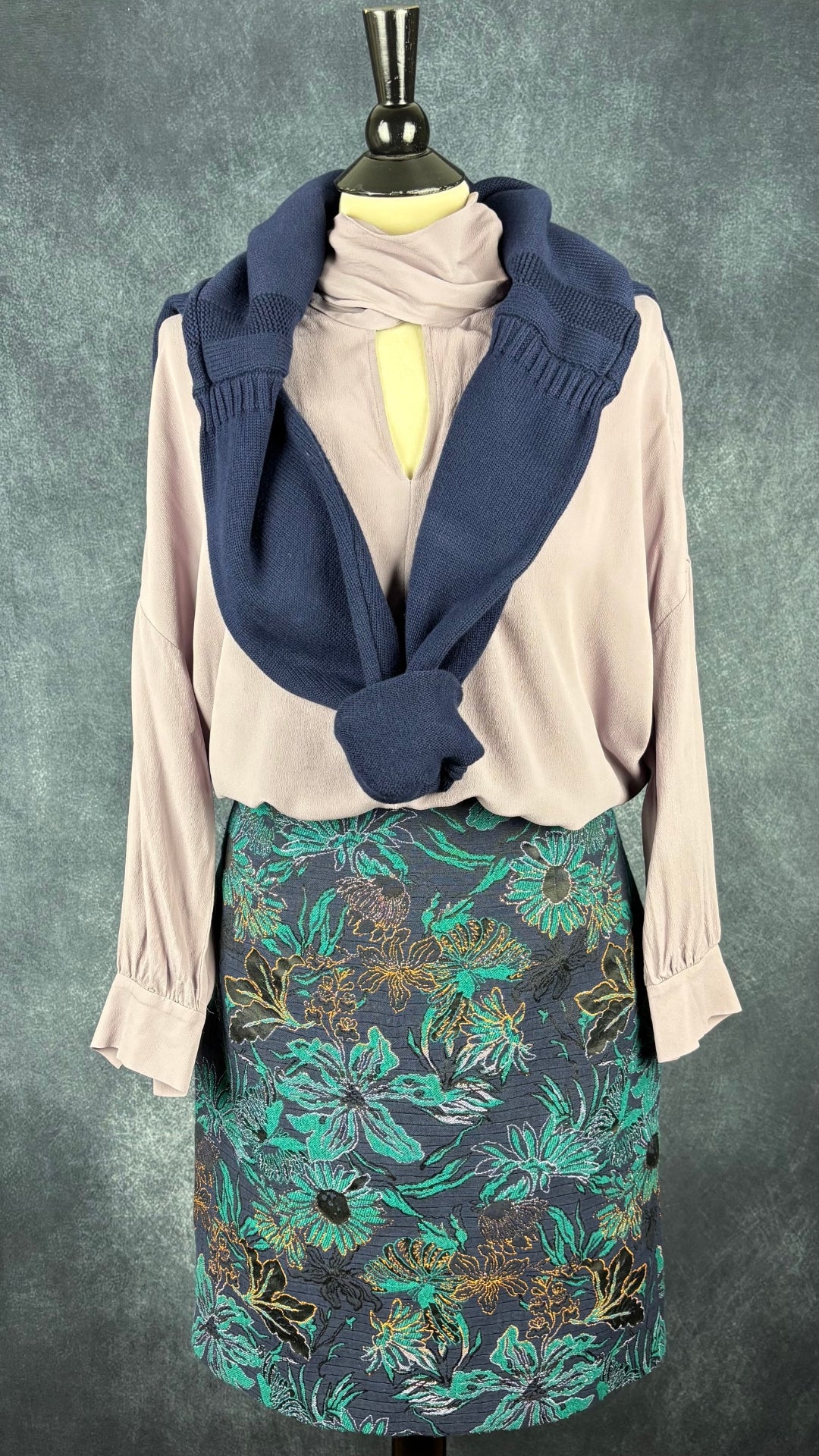 Jupe droite en jacquard floral superbe Tristan, taille 10. Vue de l'agencement avec la blouse Luisa Cerano en mélange de soie et le tricot de coton marine.