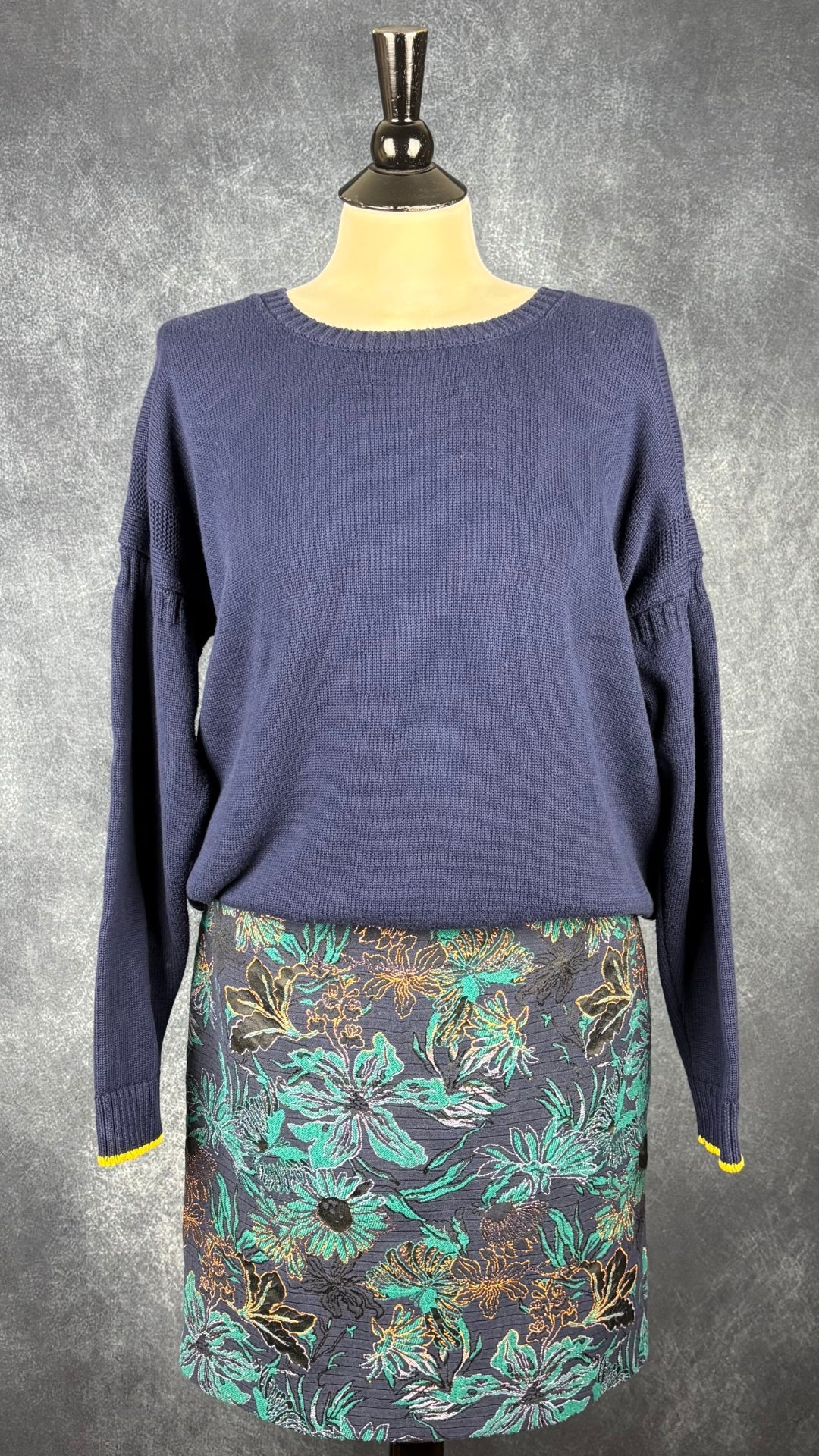 Jupe droite en jacquard floral superbe Tristan, taille 10. Vue de l'agencement avec un tricot de coton marine Joules.