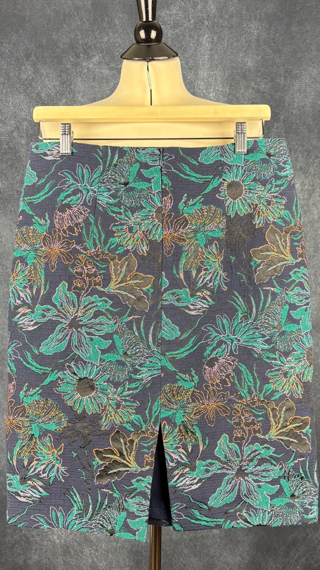 Jupe droite en jacquard floral superbe Tristan, taille 10. Vue de dos, sur le mannequin.