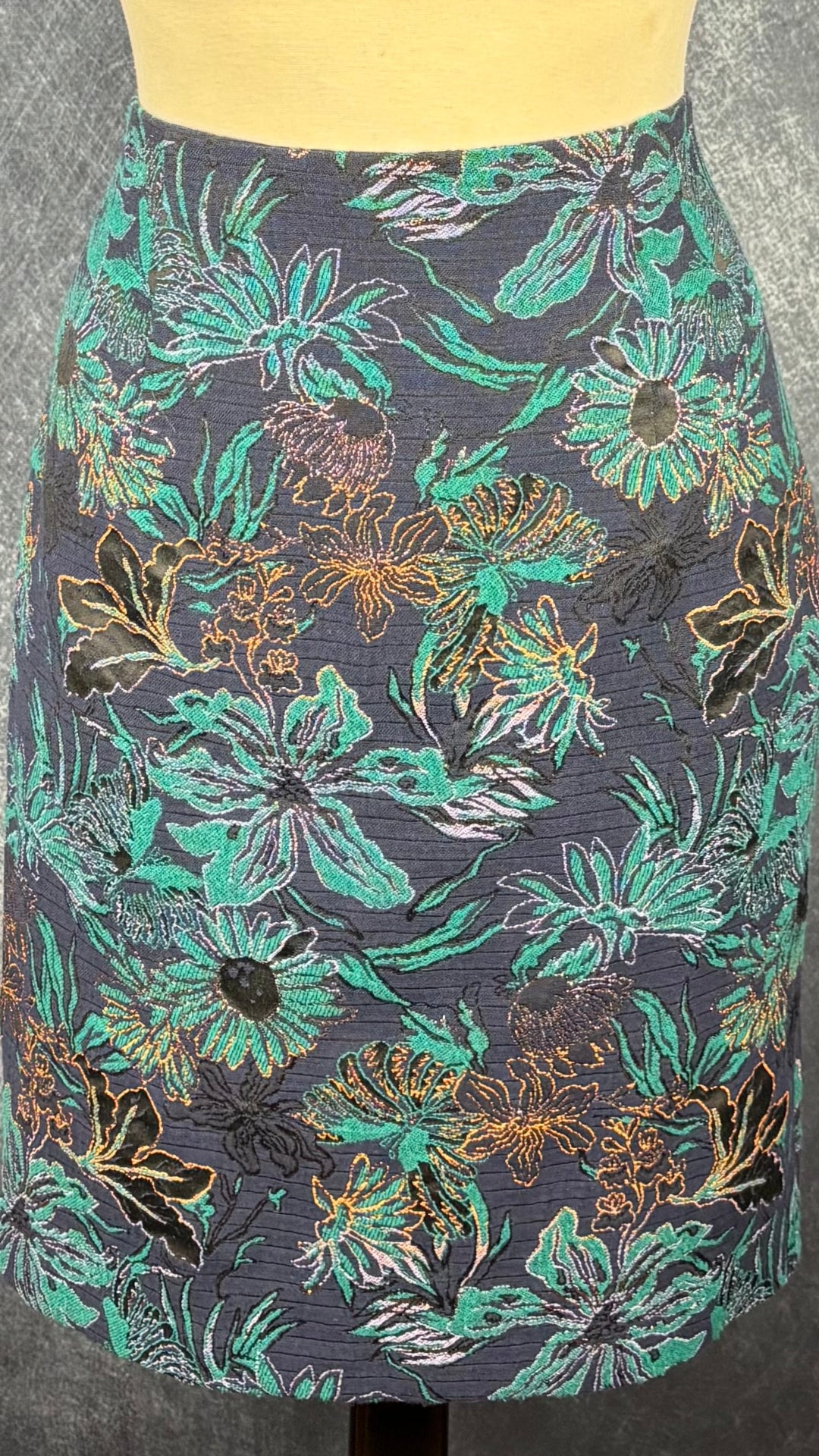 Jupe droite en jacquard floral superbe Tristan, taille 10. Vue de face, sur le mannequin.