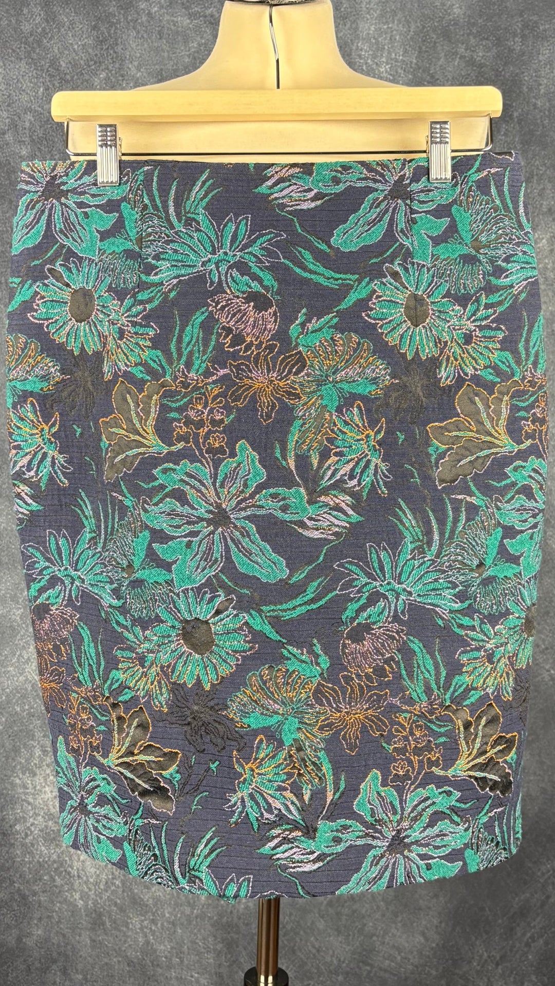 Jupe droite en jacquard floral superbe Tristan, taille 10. Vue de face.