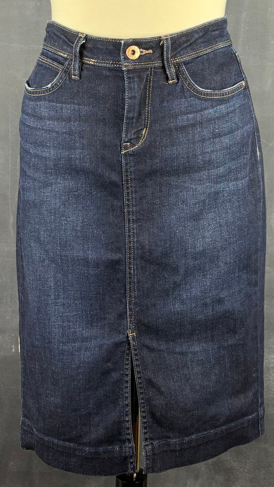 Jupe droite en jeans avec fentes RW&CO, taille 6. Vue de face.