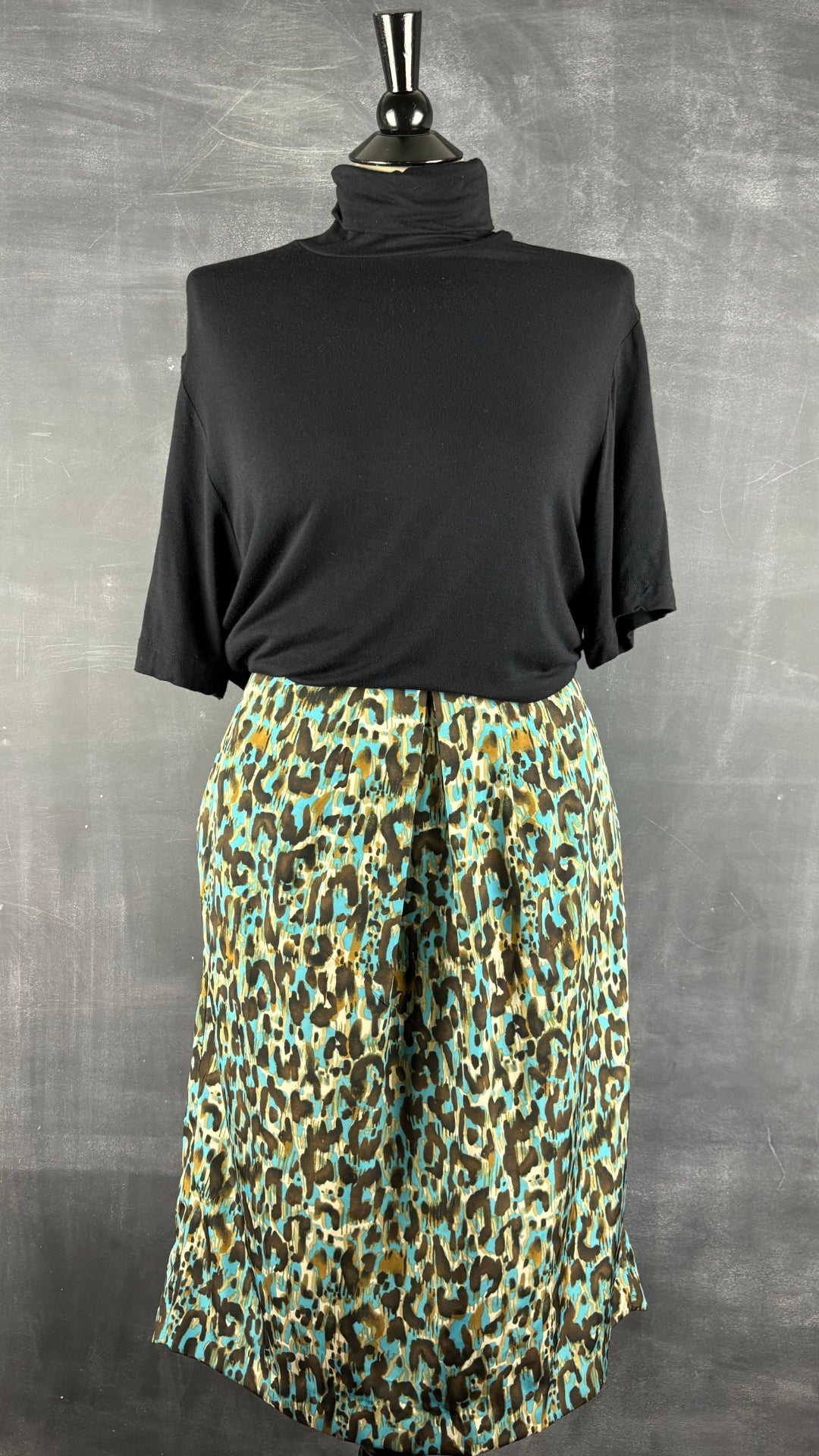Jupe droite à motif léopard coloré Ellen Tracy, taille 14. Vue de l'agencement avec le chandail noir à col montant.