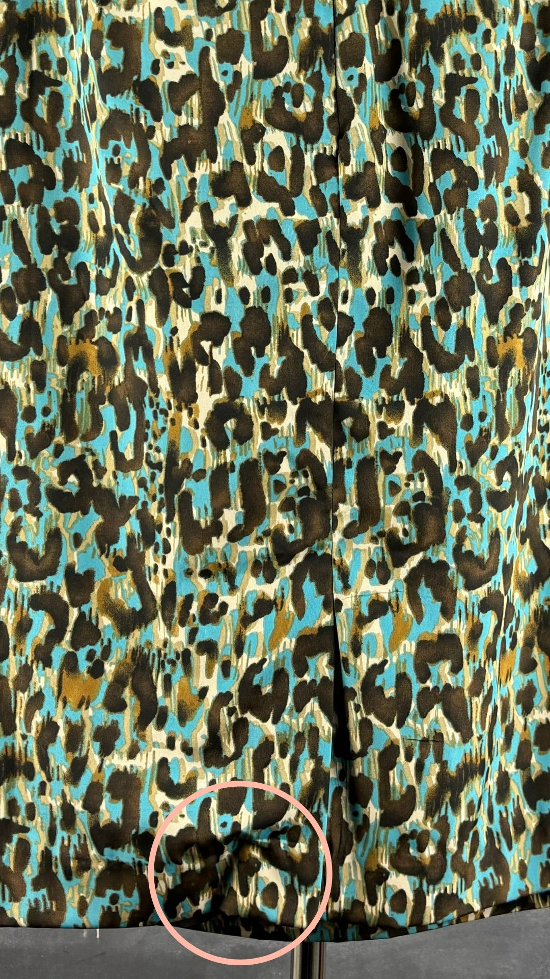 Jupe droite à motif léopard coloré Ellen Tracy, taille 14. Vue du faux plis au dos.
