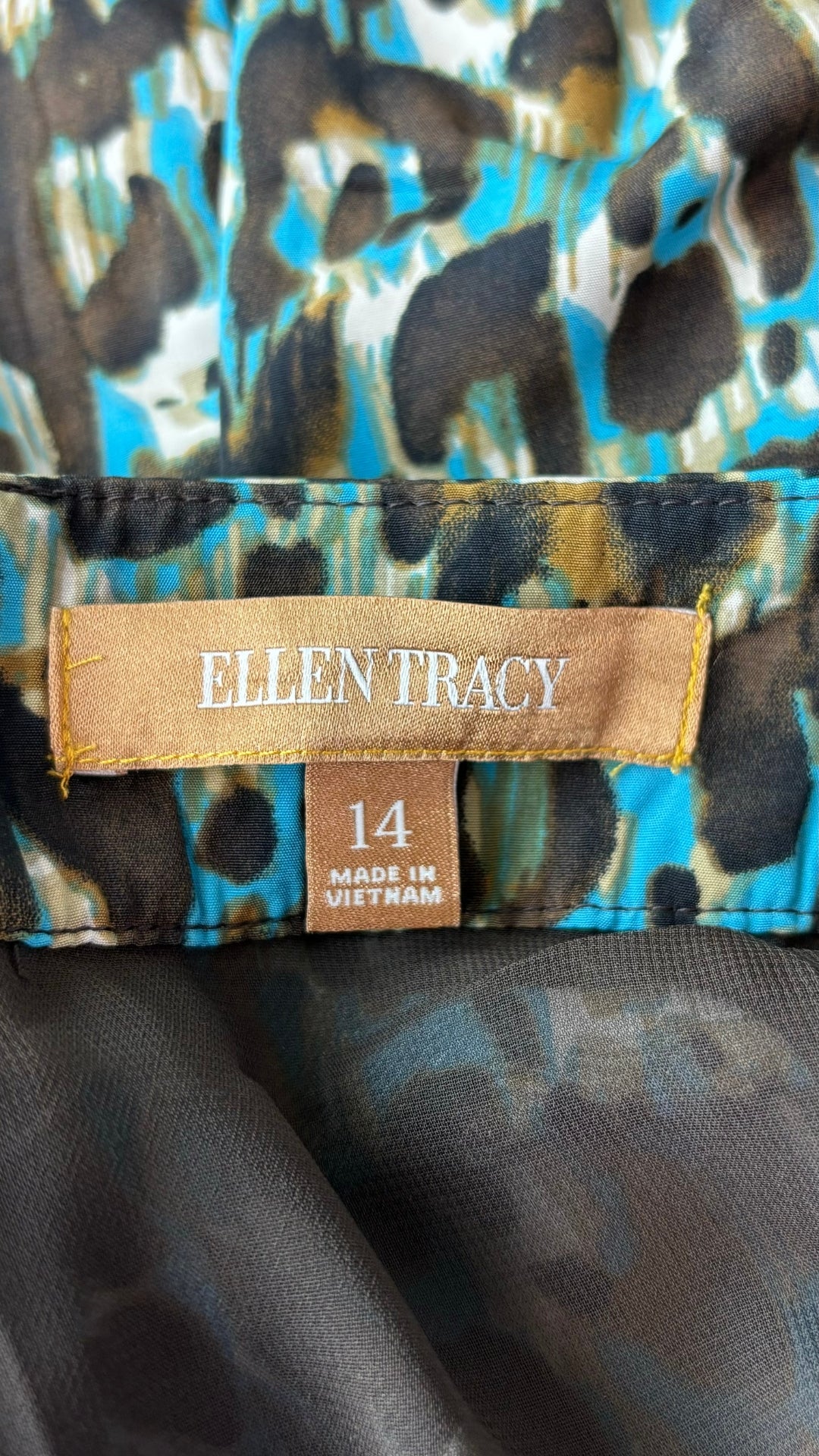 Jupe droite à motif léopard coloré Ellen Tracy, taille 14. Vue de l'étiquette de marque et taille.