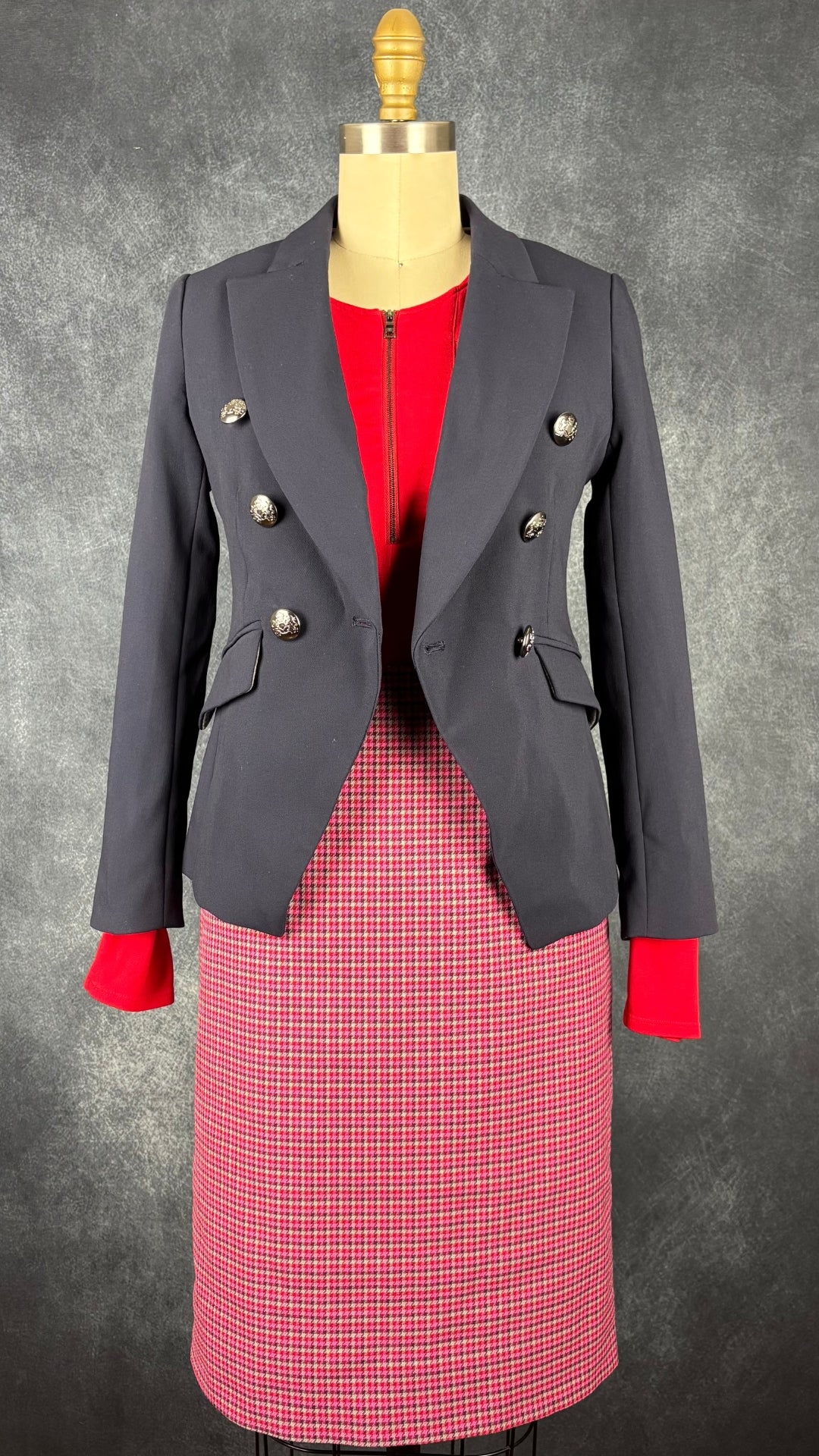 Jupe droite à motifs pied-de-poule coloré Tristan, taille 6. Vue de l'agencement avec le chandail rouge BCBG MaxAzria et le blazer marine Banana Republic.