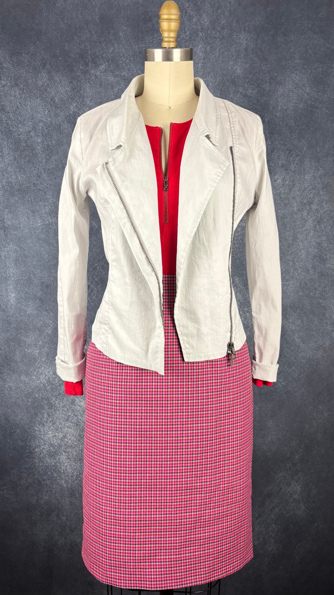 Jupe droite à motifs pied-de-poule coloré Tristan, taille 6. Vue de l'agencement avec le chandail rouge BCBG MaxAzria et la veste gris perle Sarah Pacini.