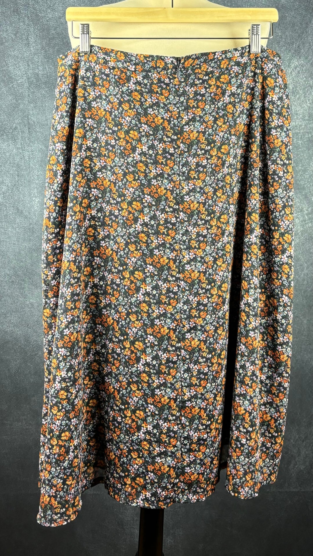 Jupe midi fleurie Frank & Oak, taille xl. Vue de dos, sur un cintre.