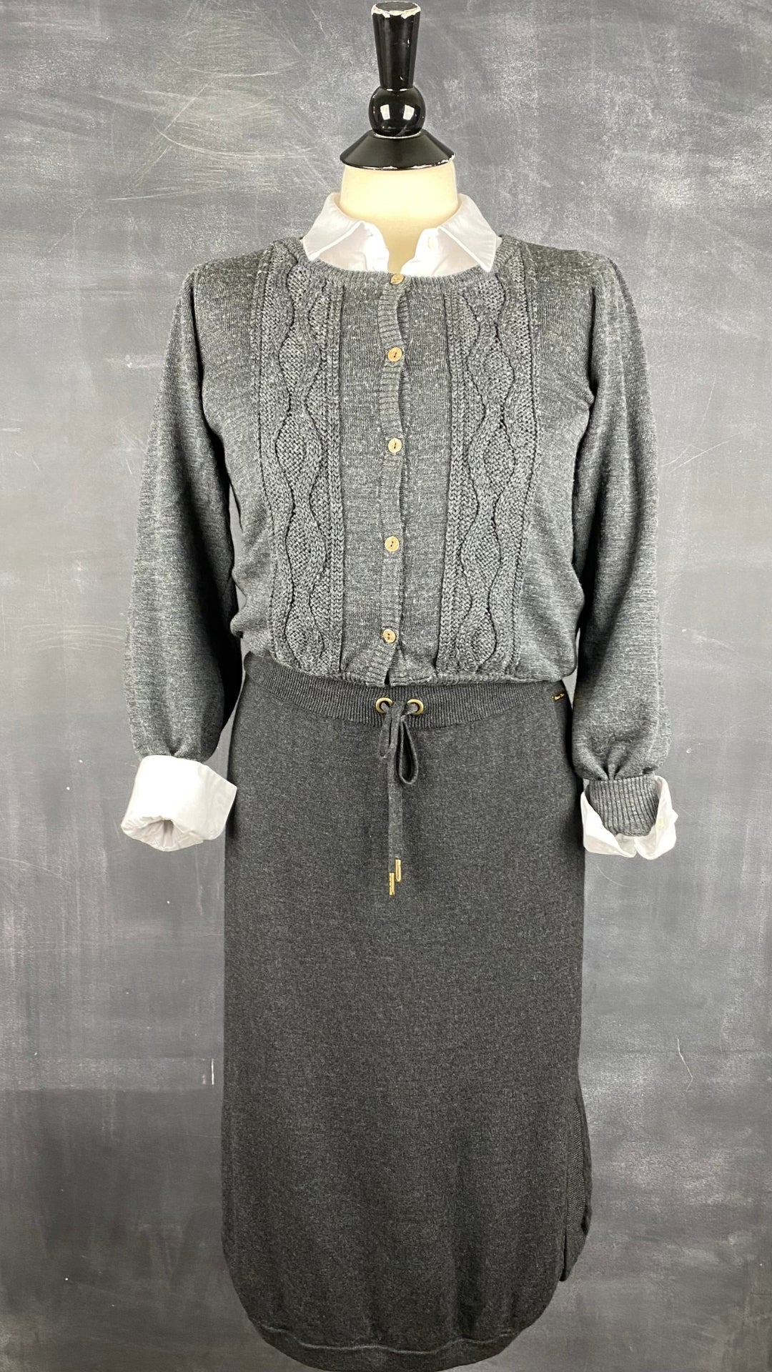 Jupe grise en tricot Part Two taille small. Vue de l'agencement avec le cardigan en tricot Part Two.