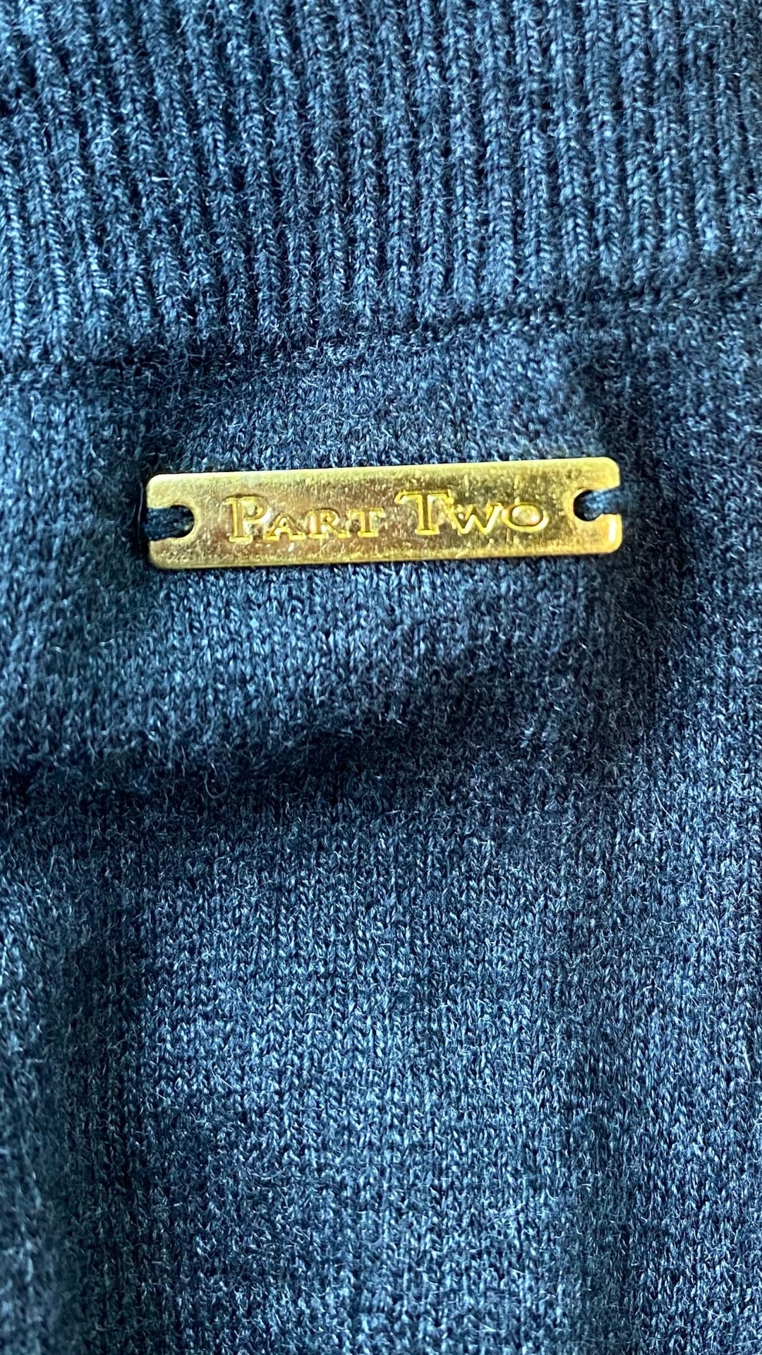 Jupe grise en tricot Part Two taille small. Vue d'un détail métallique portant le nom de la marque.