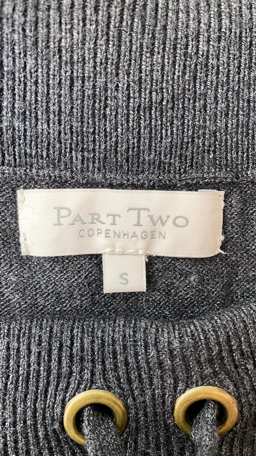 Jupe grise en tricot Part Two taille small. Vue de l'étiquette de marque et taille.