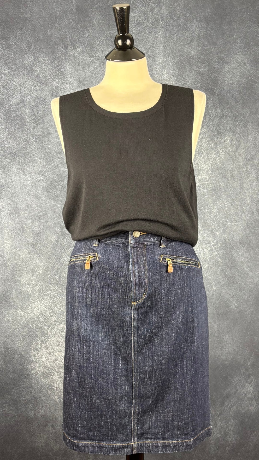 Jupe en jeans foncé Lauren Ralph Lauren, taille 12. Vue de l'agencement avec la camisole noire Lafayette 148 NY.