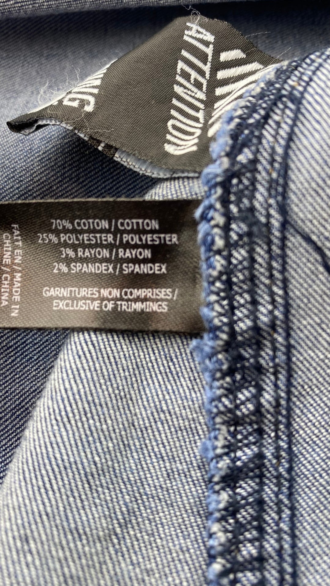 Jupe seconde main en jeans ligne A. Marque Icône par Simons, taille small. Vue de l'étiquette de composition.