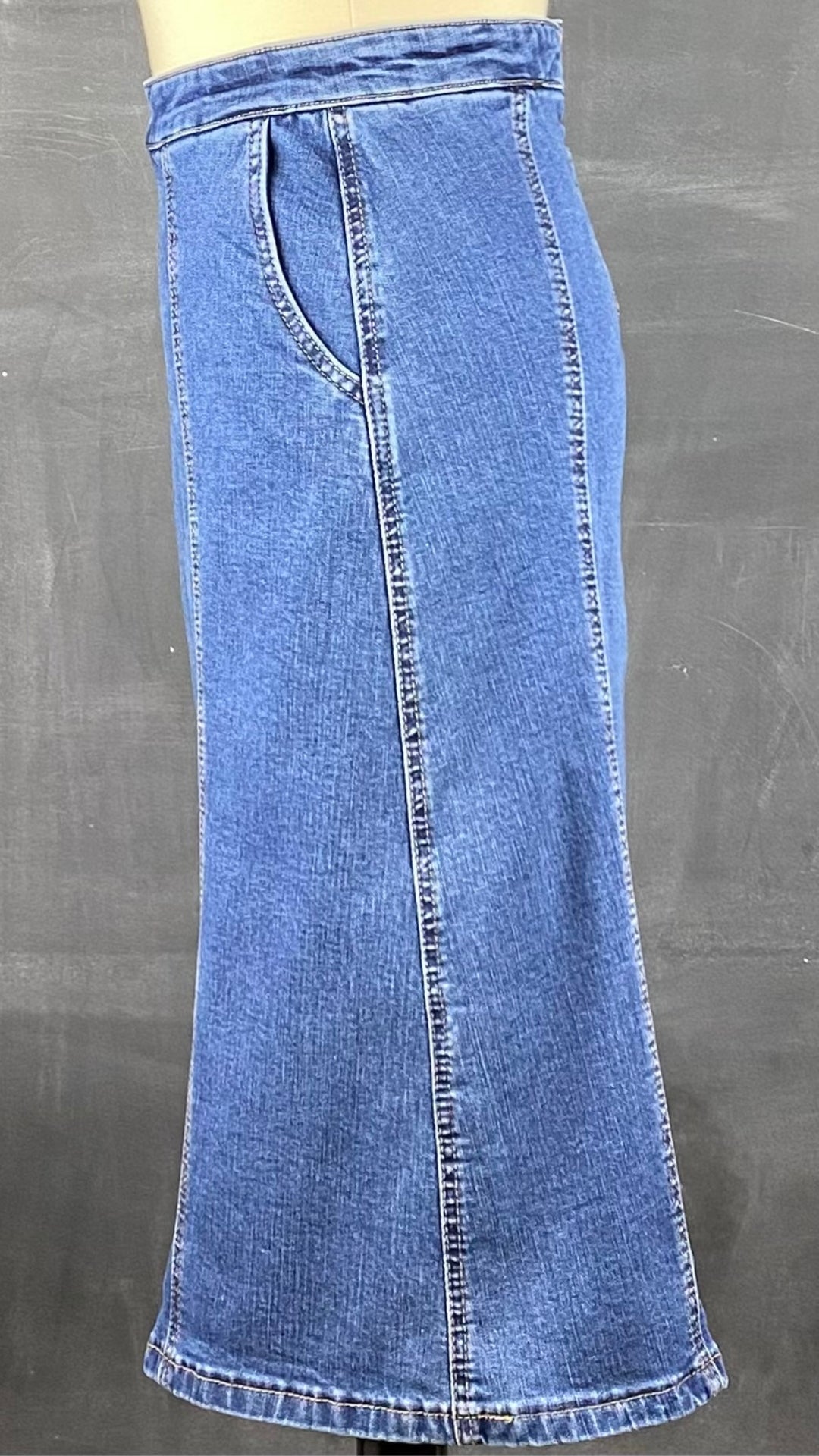 Jupe seconde main en jeans ligne A. Marque Icône par Simons, taille small. Vue de côté.