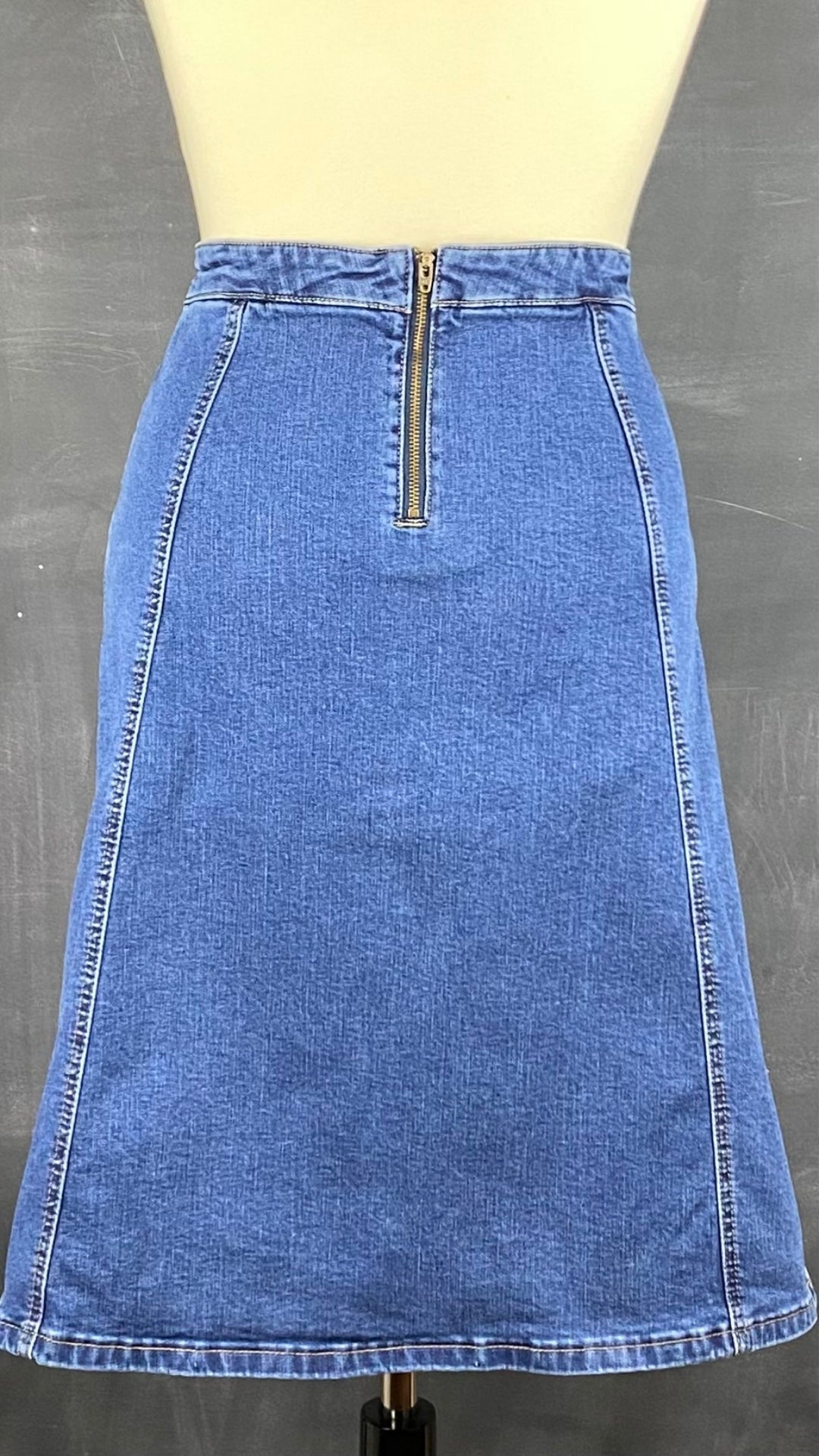 Jupe seconde main en jeans ligne A. Marque Icône par Simons, taille small. Vue de dos.