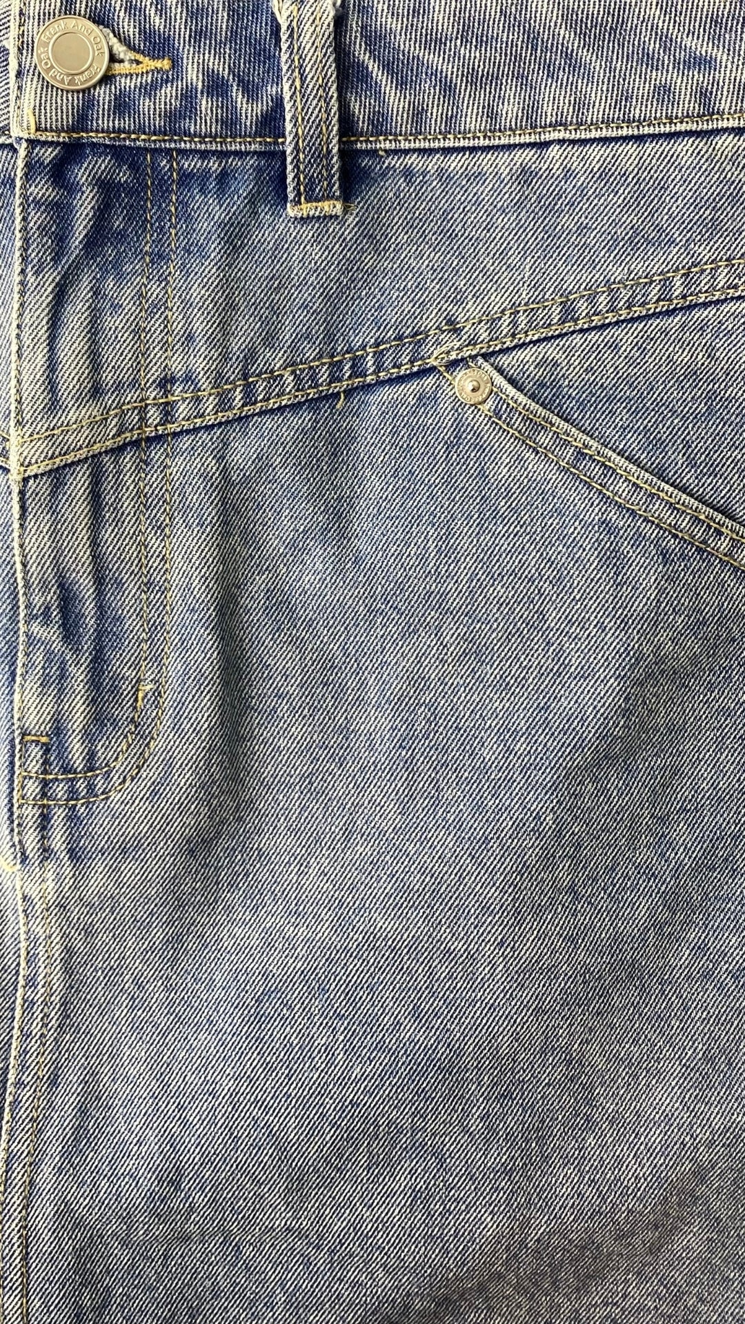 Jupe en jeans pâle Frank And Oak, taille large. Vue de près des détails du devant de la jupe.