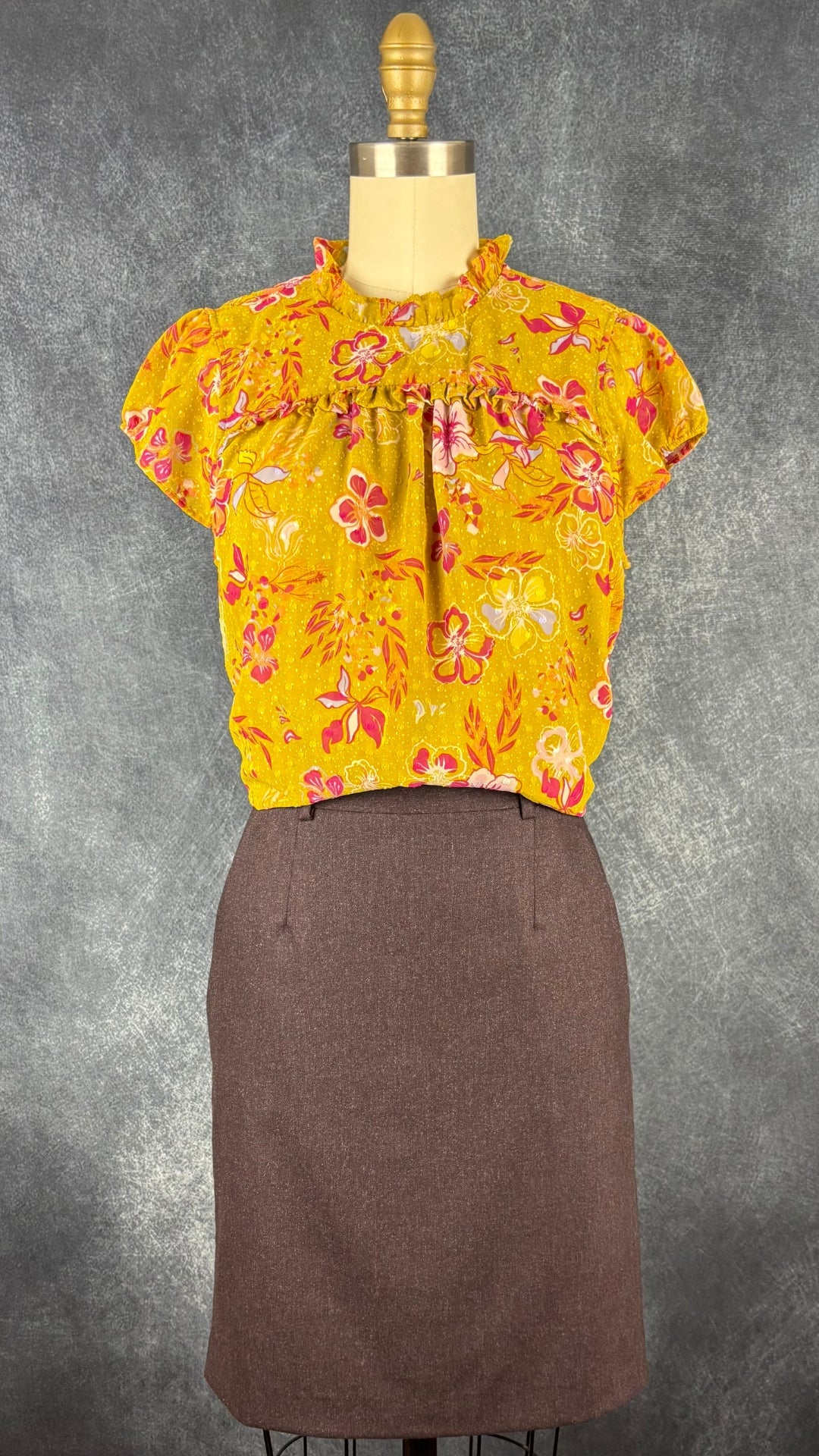 Jupe en lainage aubergine foncée Theory, taille 2. Vue de l'agencement avec la blouse florale jaune Joie.